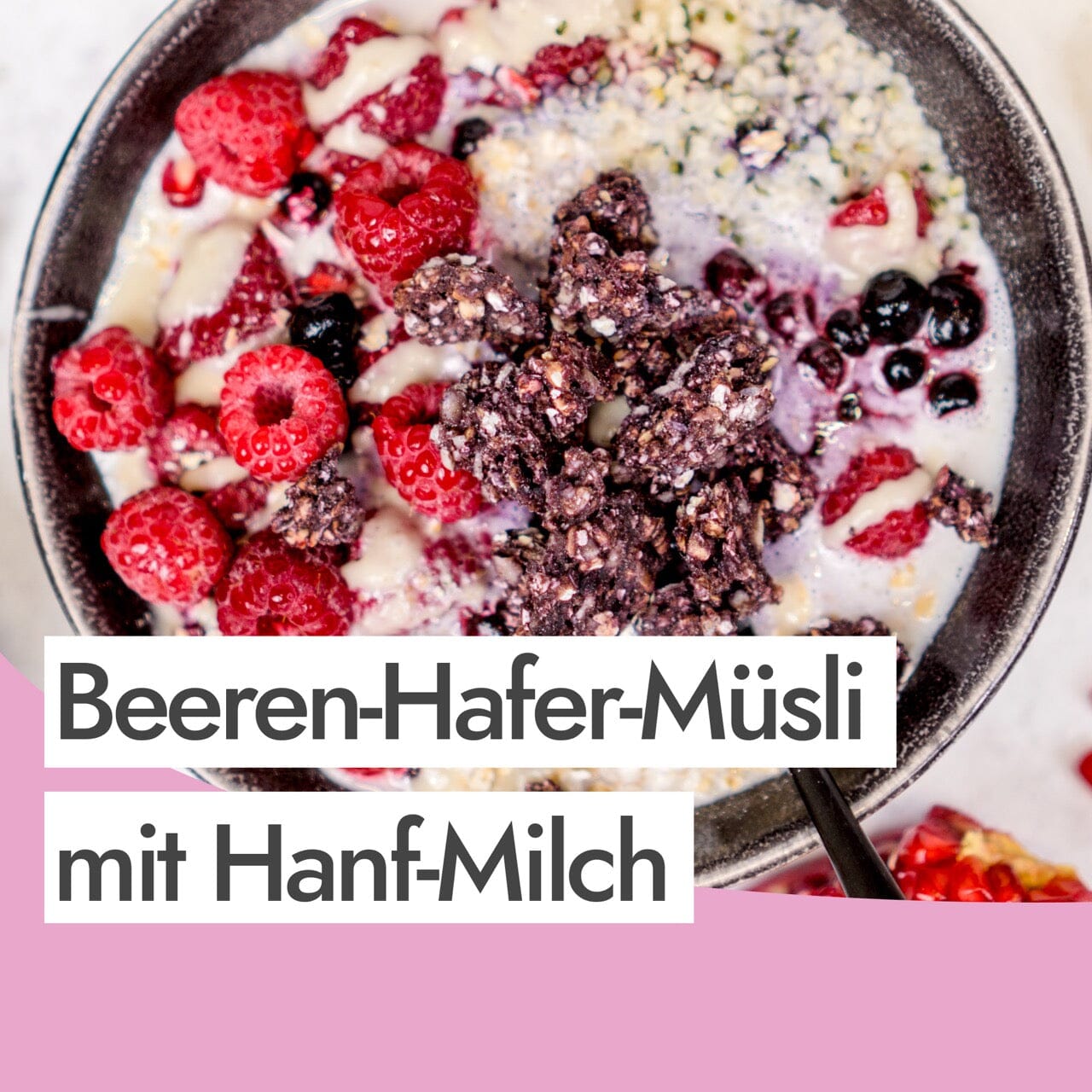 Rohveganes Beeren-Hafer-Müsli mit selbstgemachter Hanfmilch
