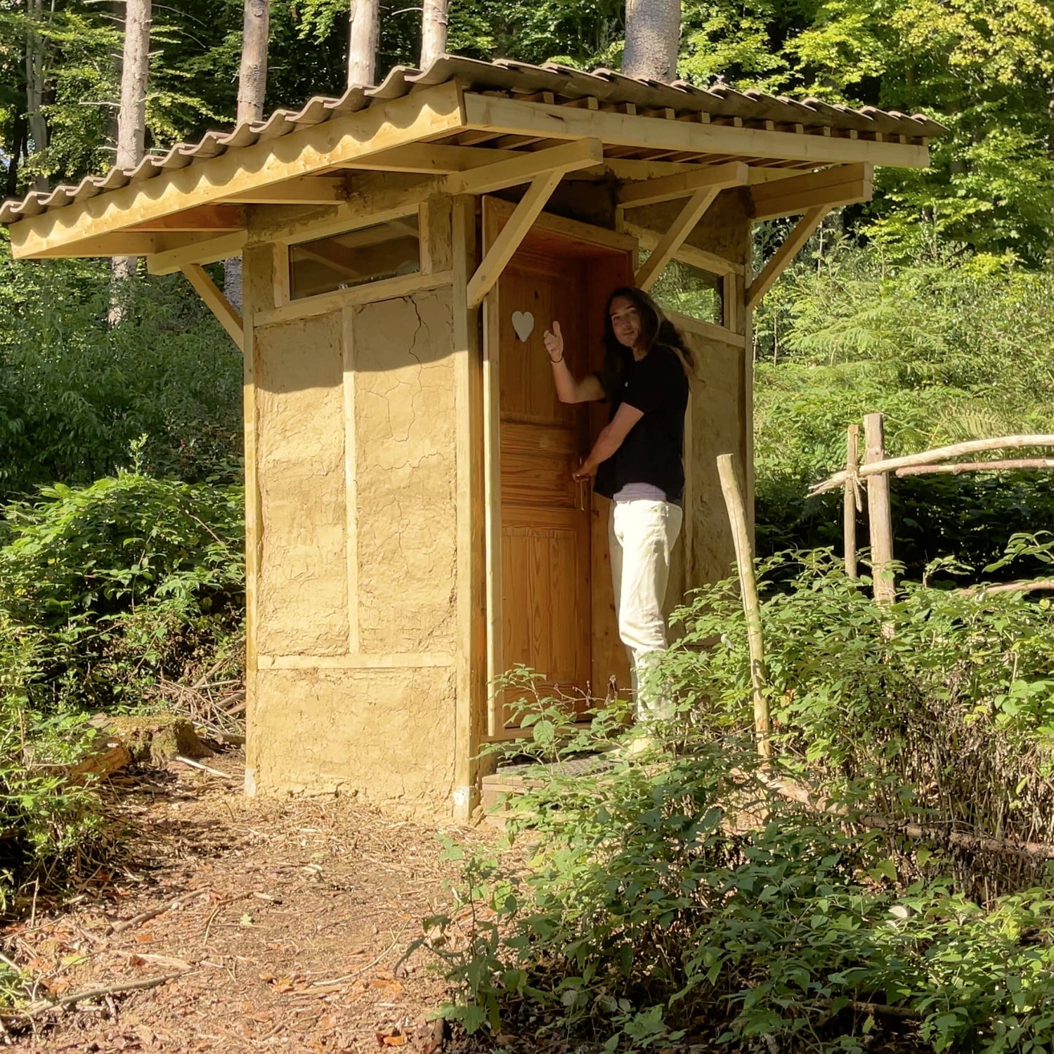Wir bauen eine Komposttoilette aus Lehm und Stroh