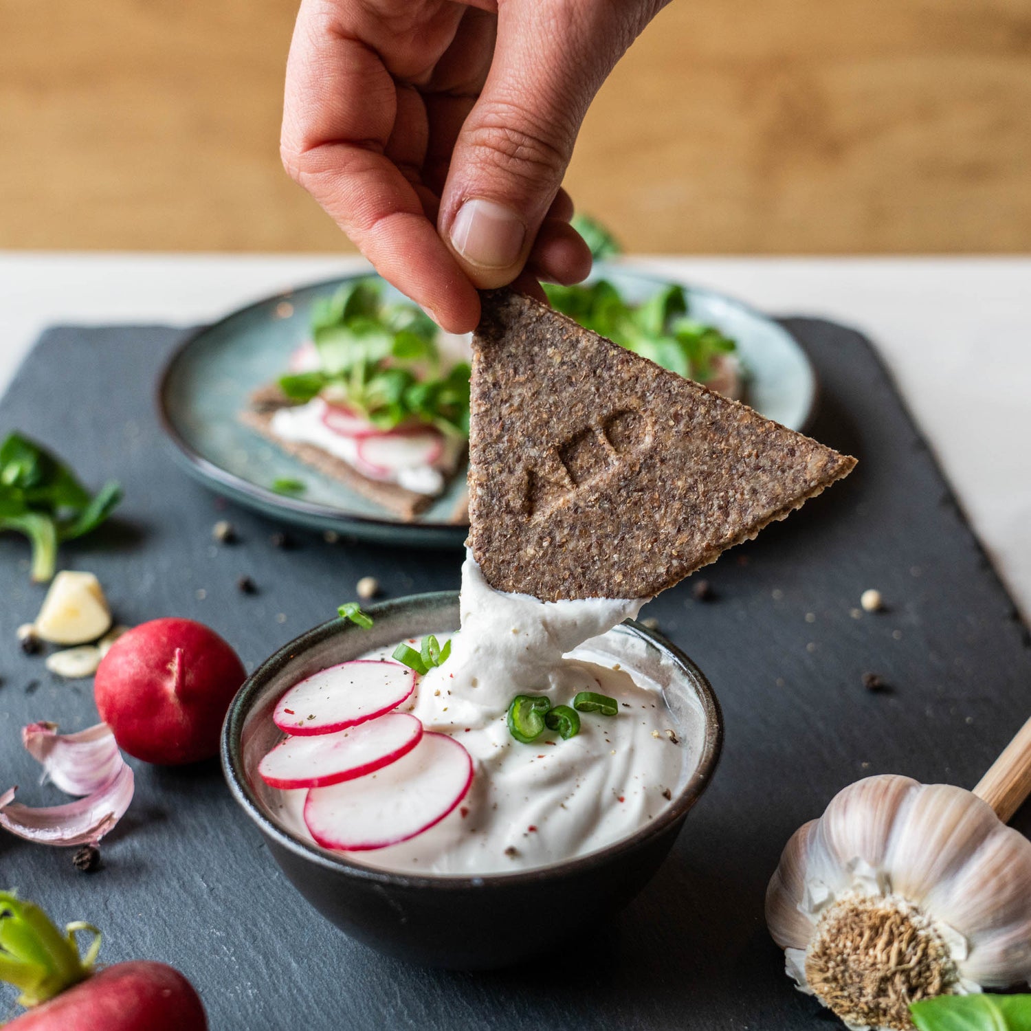 AHO Cracker mit Dip und Gemüse