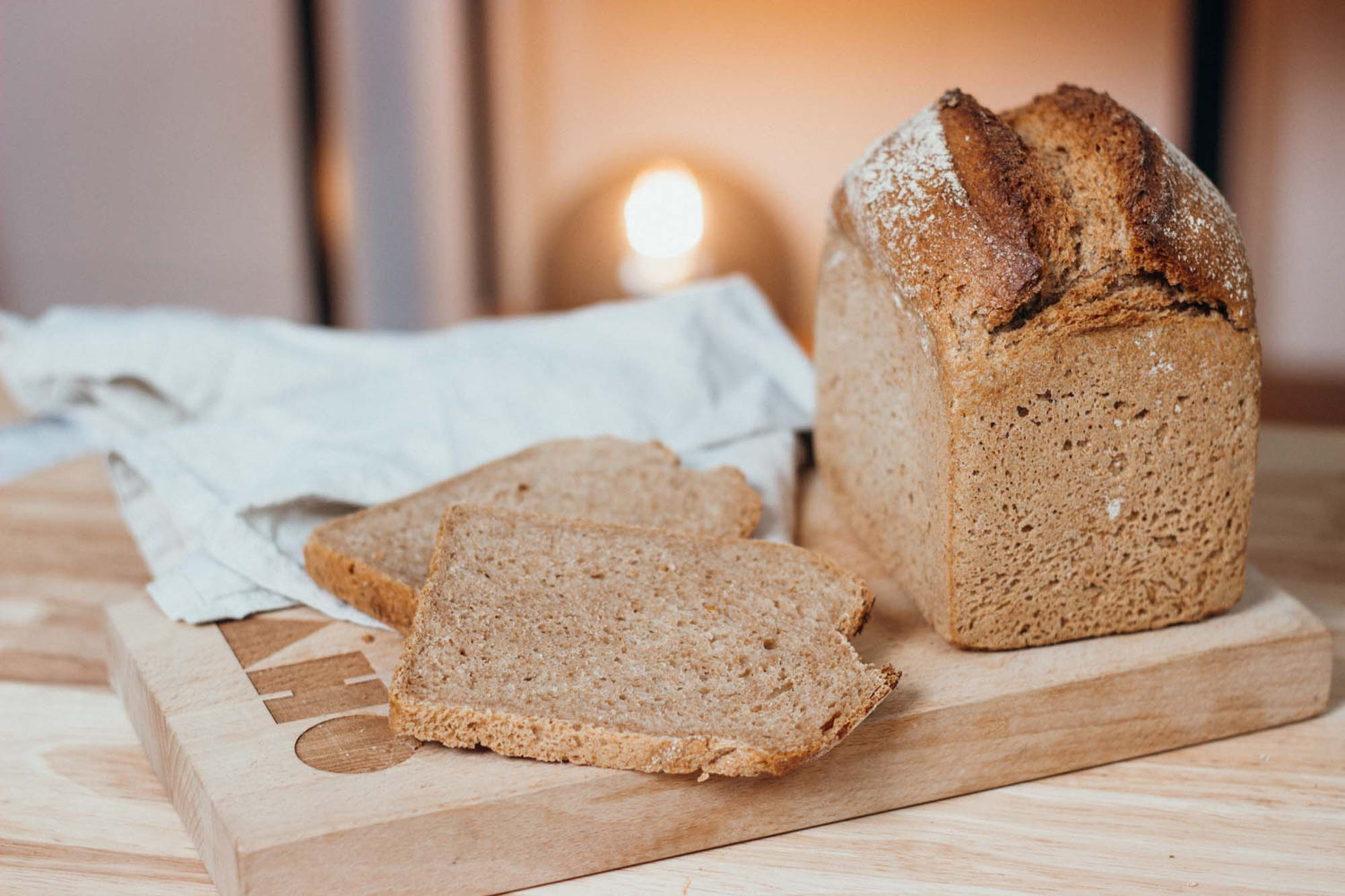 Das Essener Sprossen Brot auf einem AHO Brettchen