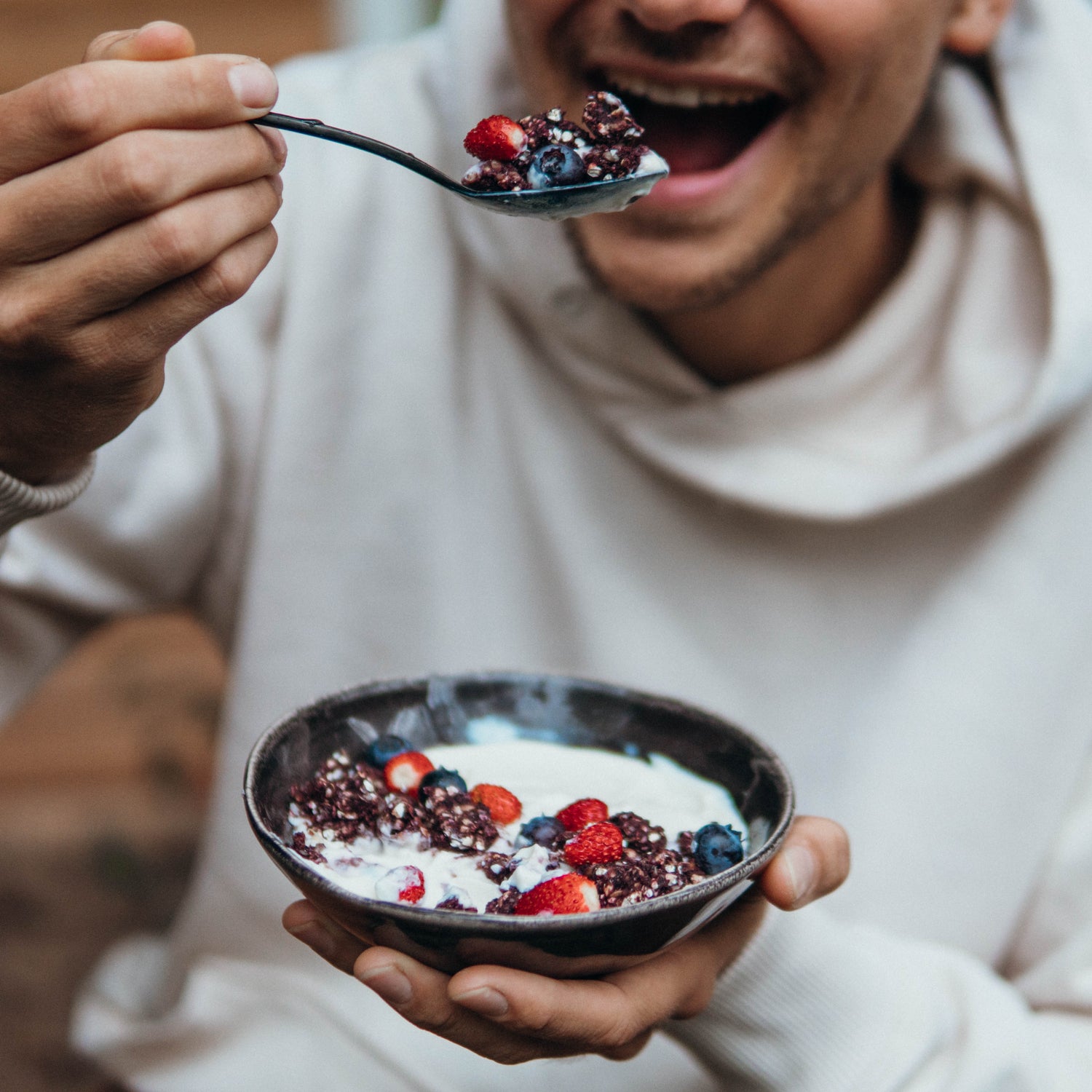 Ein Mann mit einer Schale Müsli aus AHO Chrunchies