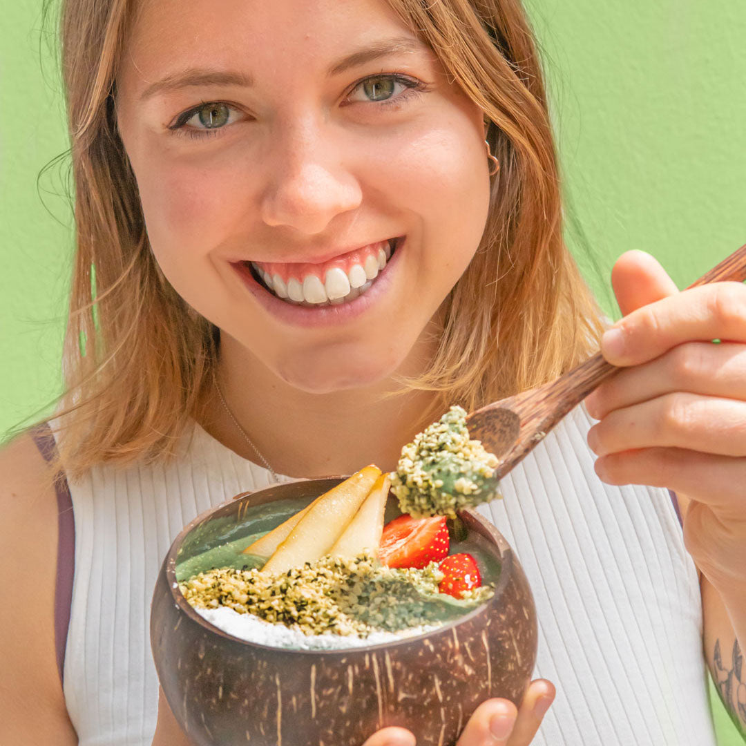 Chanti zeit lächelnd eine leckere Bowl mit unseren geschälten Bio Hanfsamen aus Deutschland als Topping