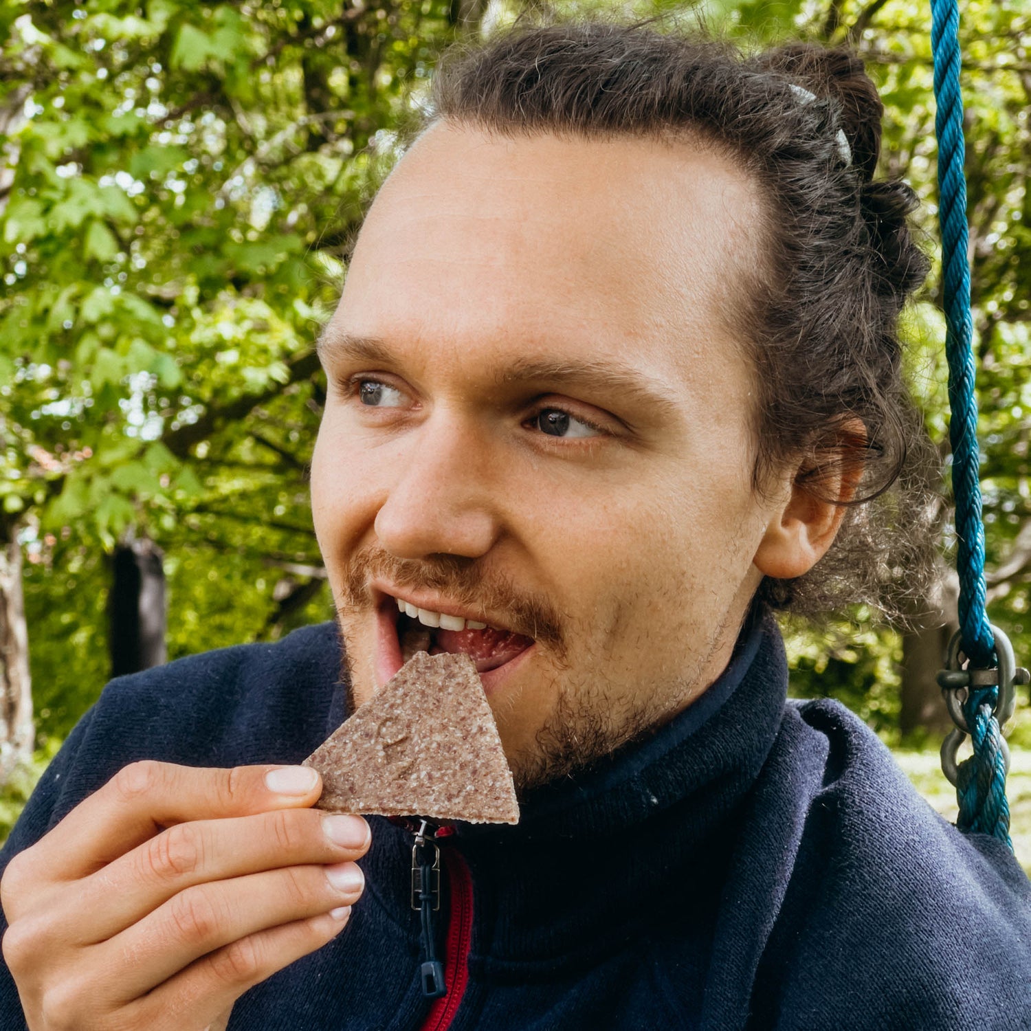 Jannis von AHO Bio beißt in einen AHO Natur Cracker
