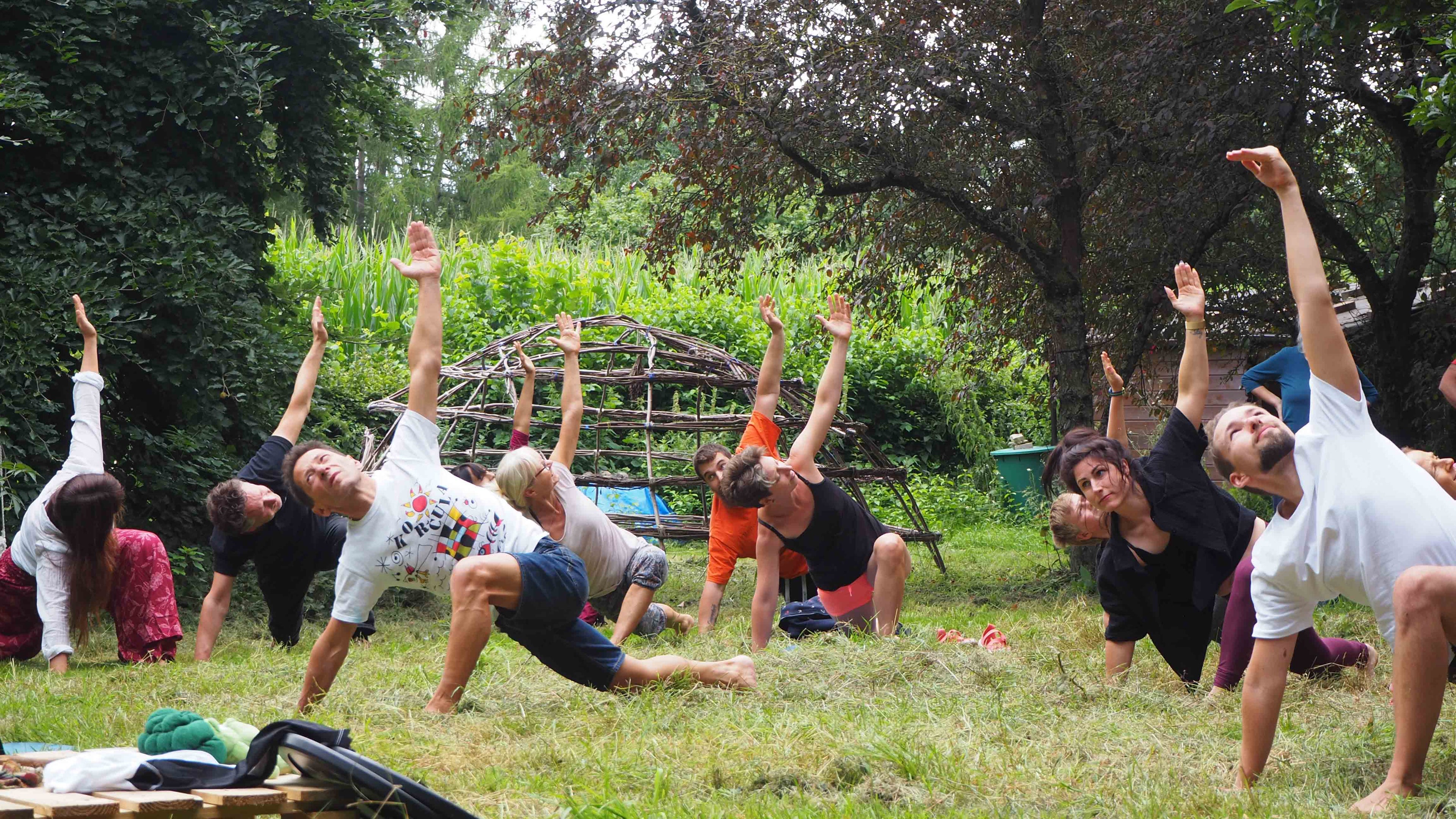Yoga Einheit im Garten von AHO