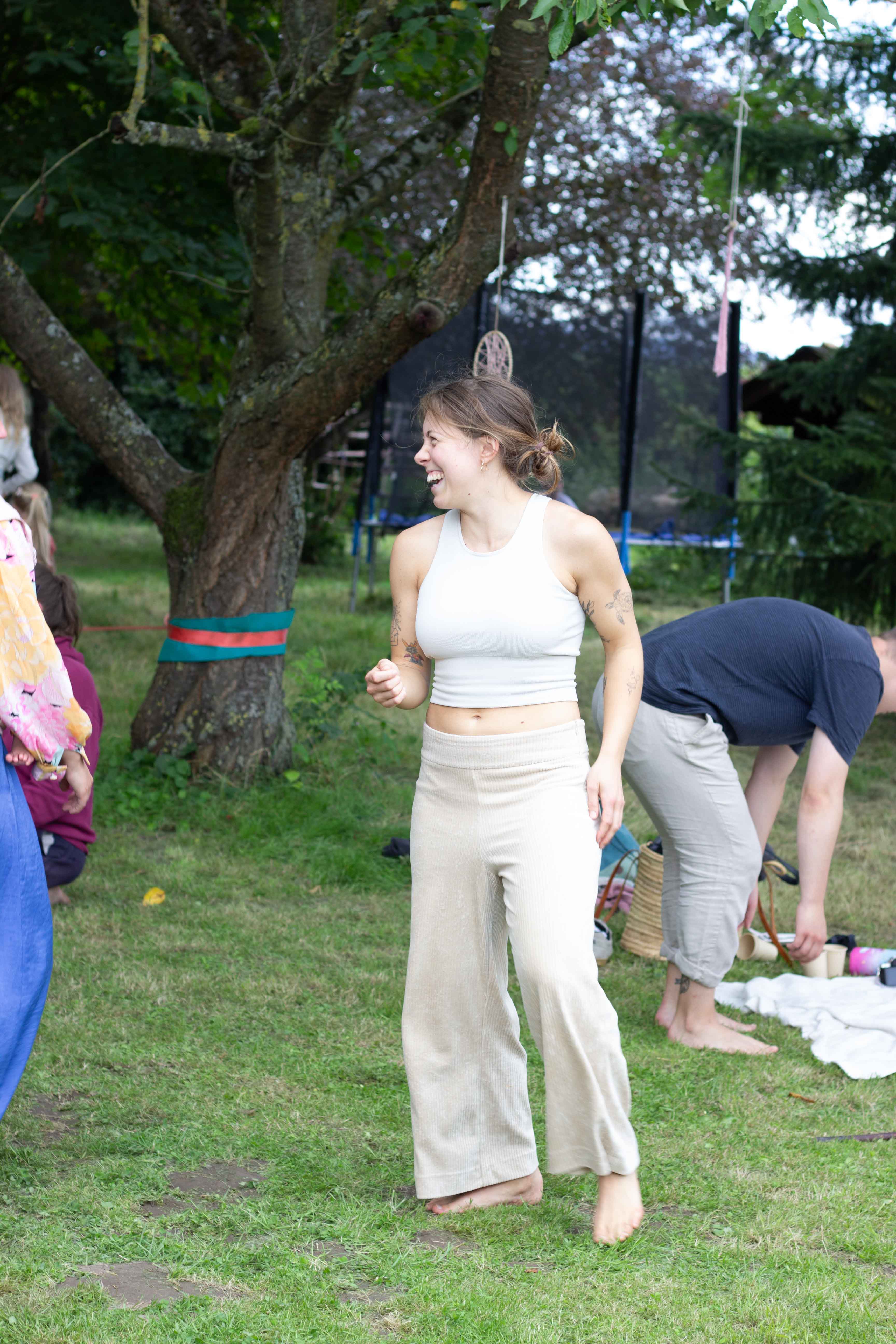 Lachende Gäste beim Sommerfest