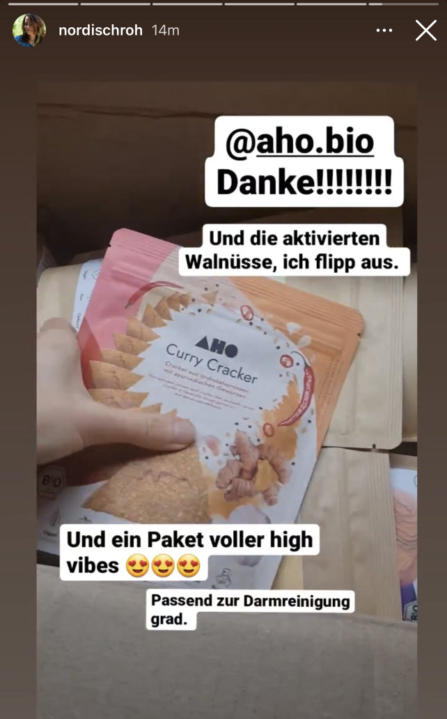 UGC AHO Curry Cracker Verpackung in Hand