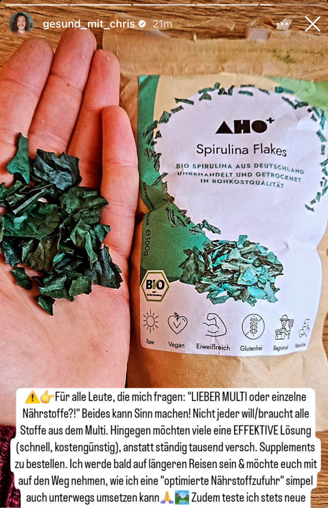 UGC AHO Spirulina Flakes Verpackung Flakes in Hand links