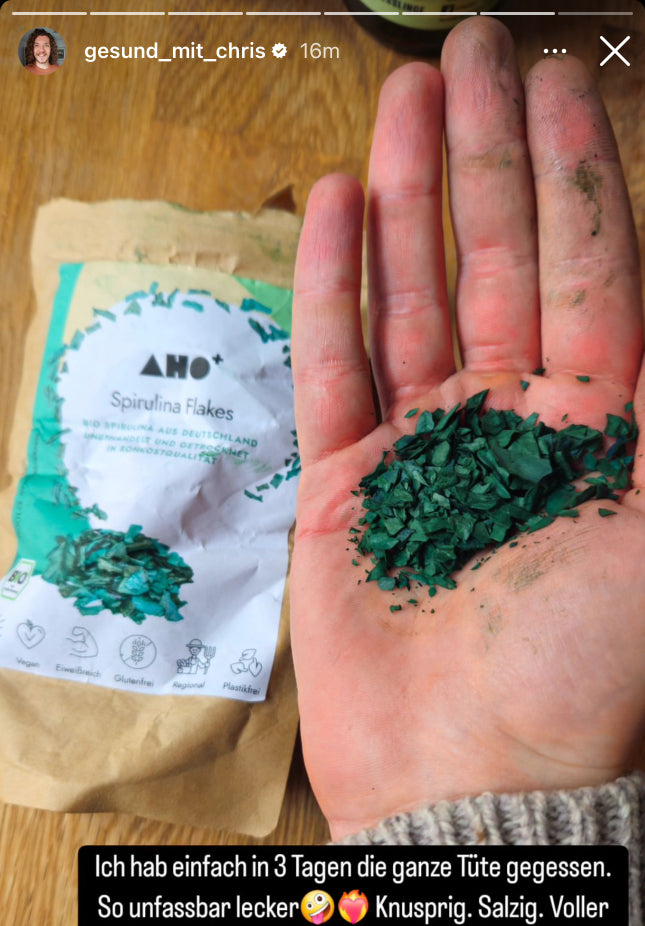 UGC AHO Spirulina Flakes Verpackung Flakes in Hand rechts