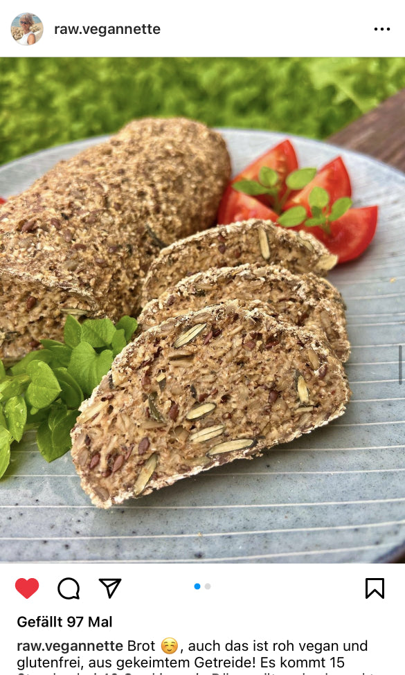 UGC AHO Sprossen Brot Backmischung Geschnitten  draußen Tomaten