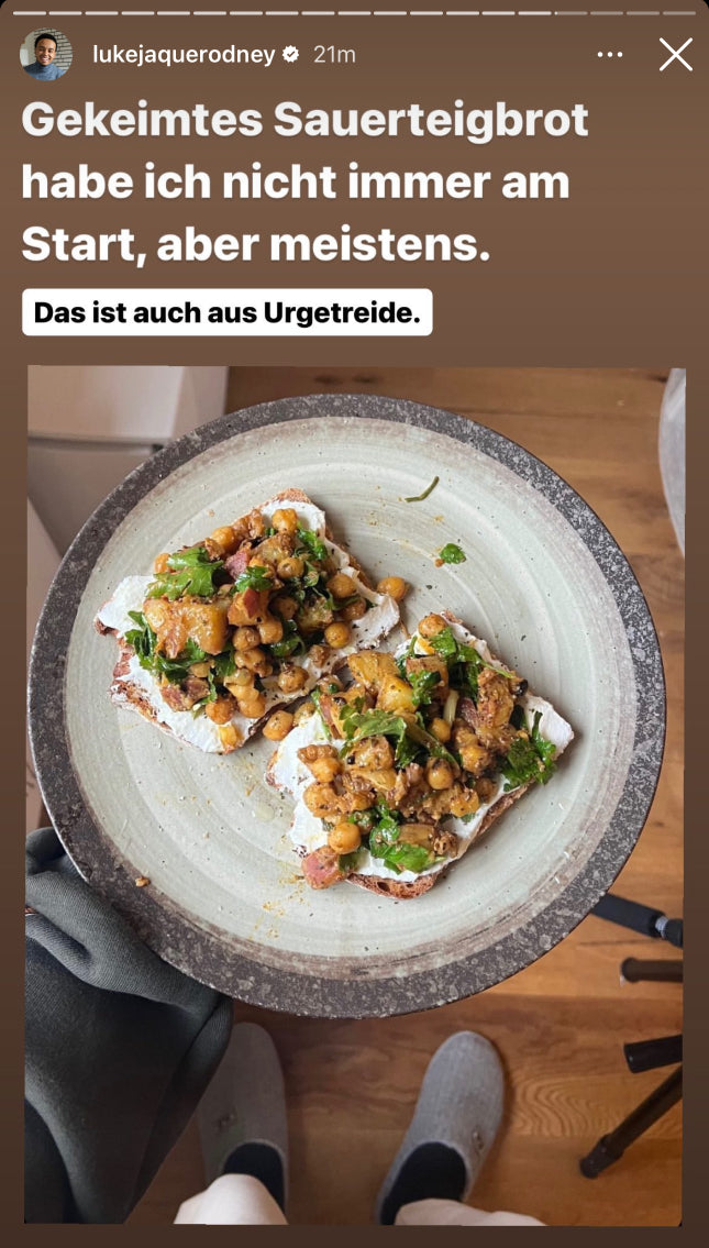 UGC AHO Sprossen Brot belegt Kichererbsen Holzboden