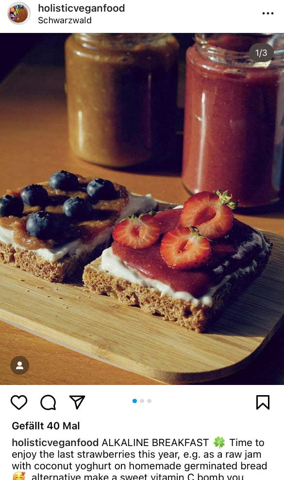 UGC AHO Sprossen Mehl Brot belegt Heidelbeeren Erdbeeren