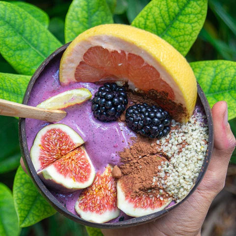 Eine leckere Smoothie Bowl mit Feigen, Brombeeren und unseren geschälten Bio Hanfsamen aus Deutschland als Topping