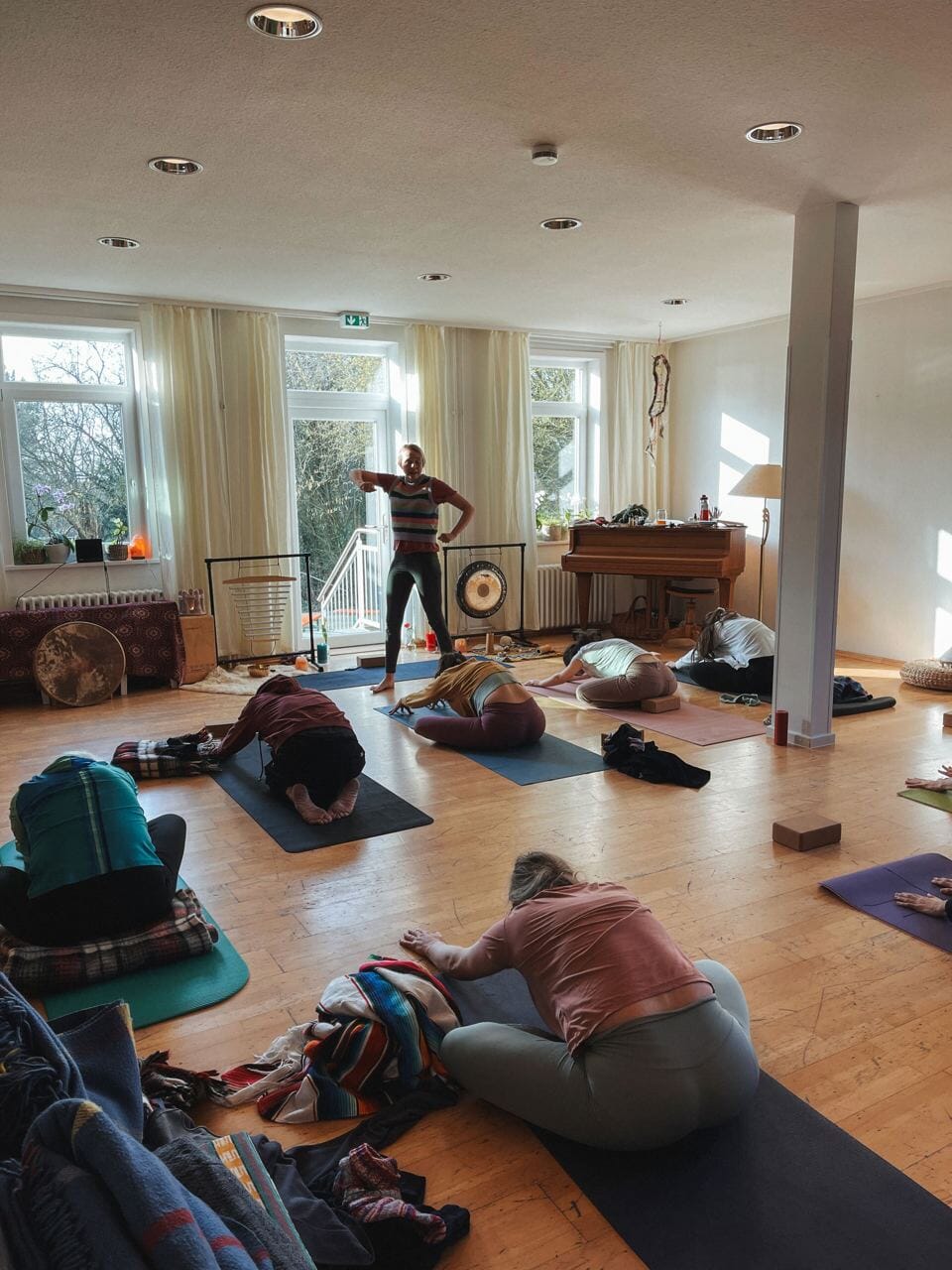 Das AHO Team wähend einer Yoga Einheit
