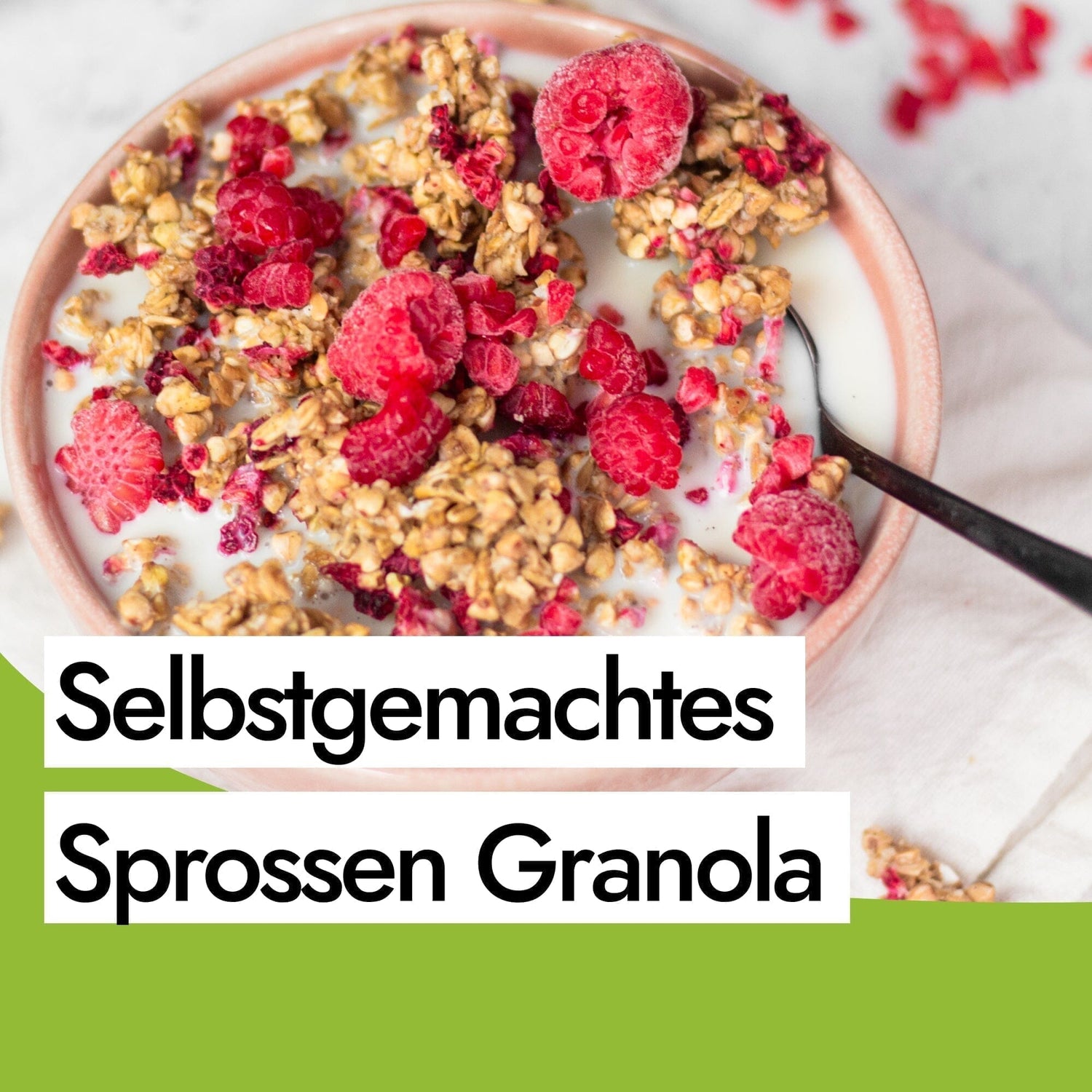Selbstgemachtes Granola mit Himbeeren, gekeimten Haferflocken und Buchweizen