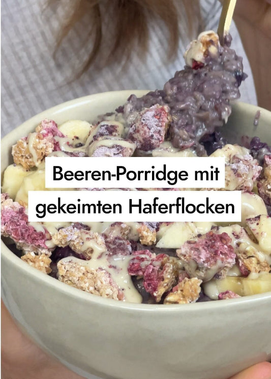 Beeren-Porridge mit gekeimten Haferflocken