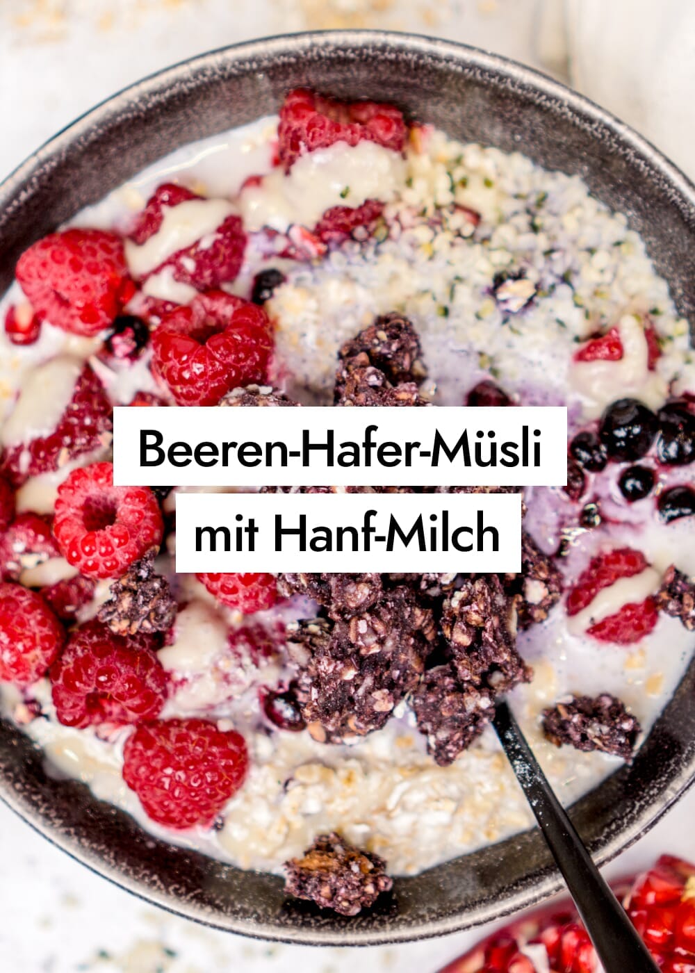 Rohveganes Beeren-Hafer-Müsli mit selbstgemachter Hanfmilch