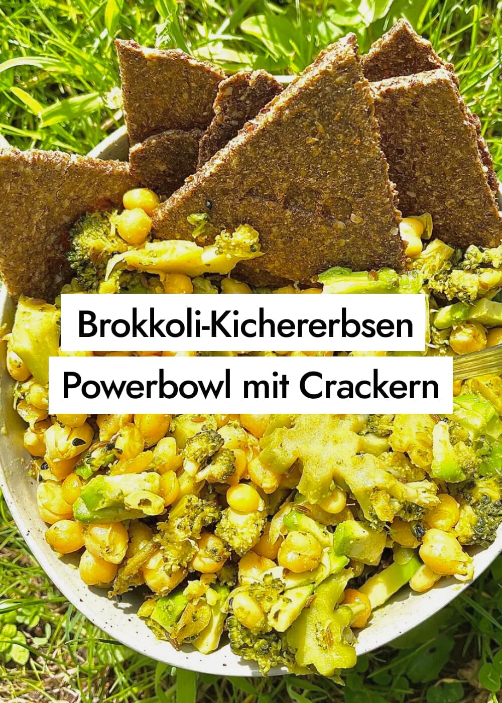 Brokkoli-Kichererbsen Powerbowl mit AHO Crackern