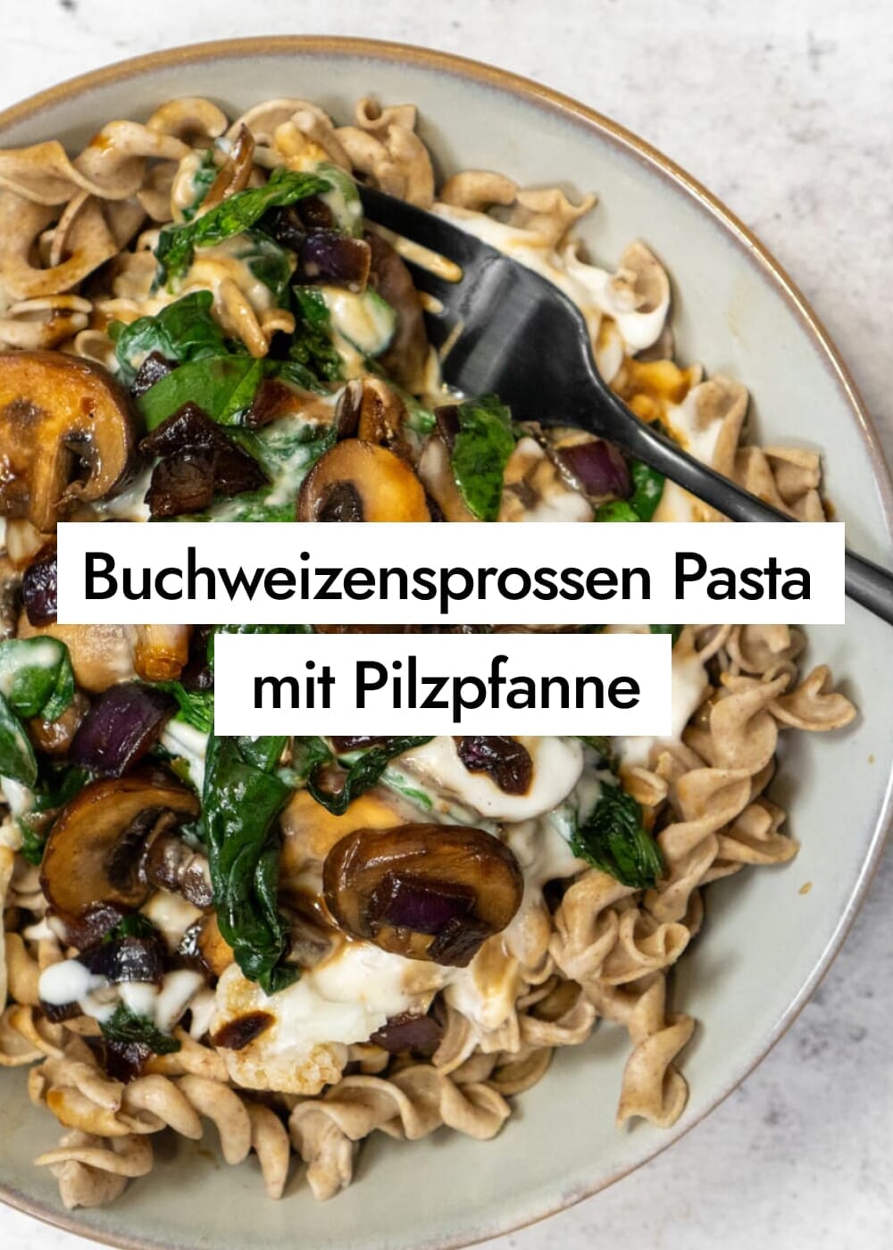 Glutenfreie Buchweizensprossen Pasta mit cremiger Blumenkohlsauce