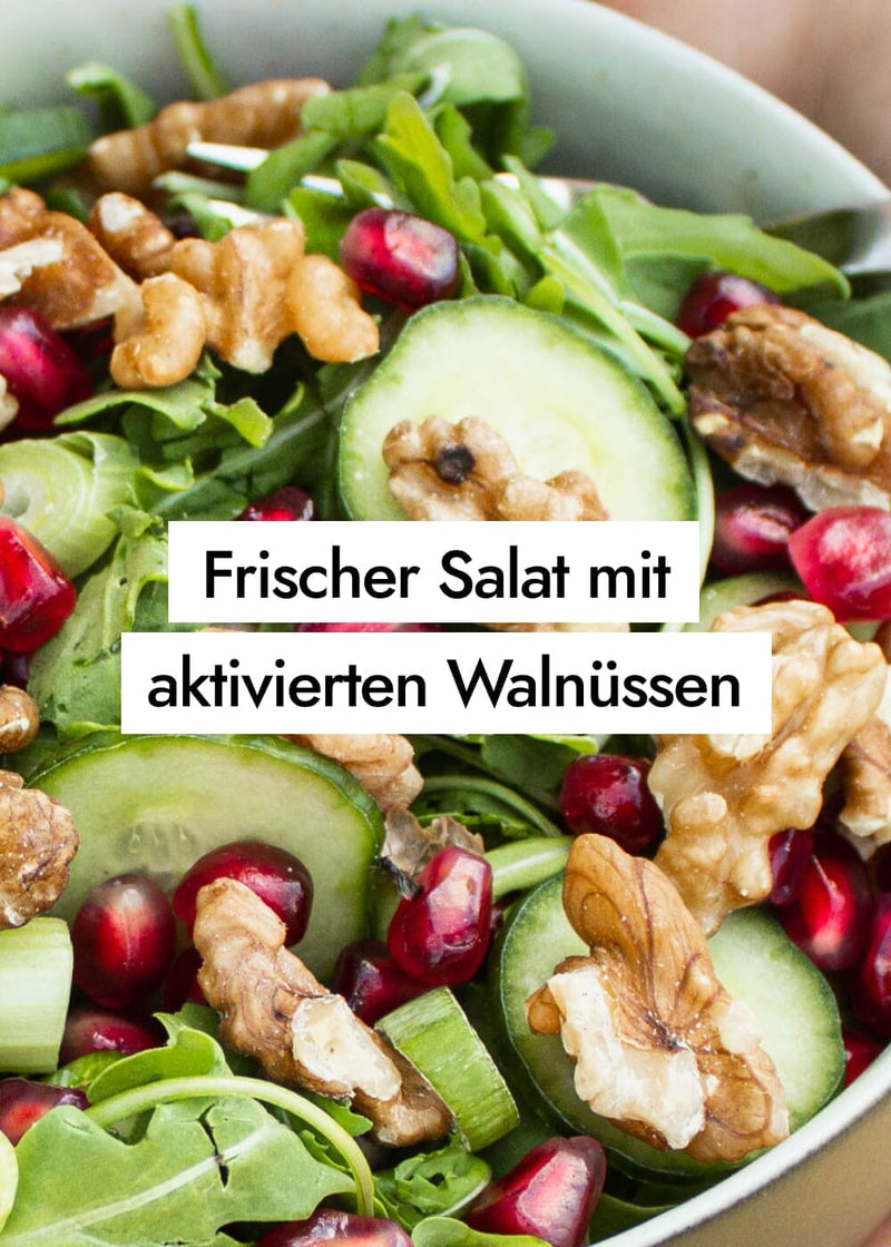 Frischer Granatapfel Rucola Salat mit aktivierten Walnüssen