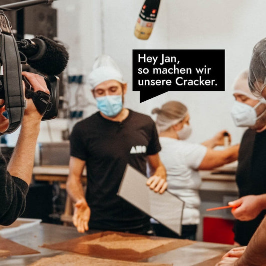 Jan von RTL will wissen, wie AHO Cracker wirklich schmecken