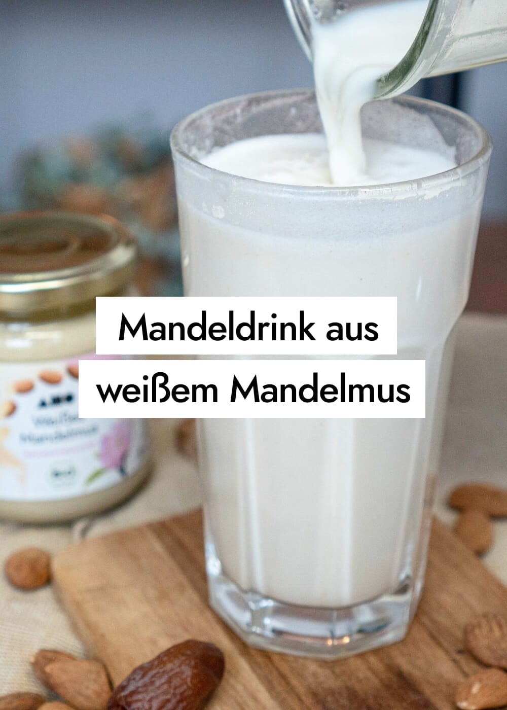 Selbstgemachter Mandeldrink aus Mandelmus in Rohkostqualität