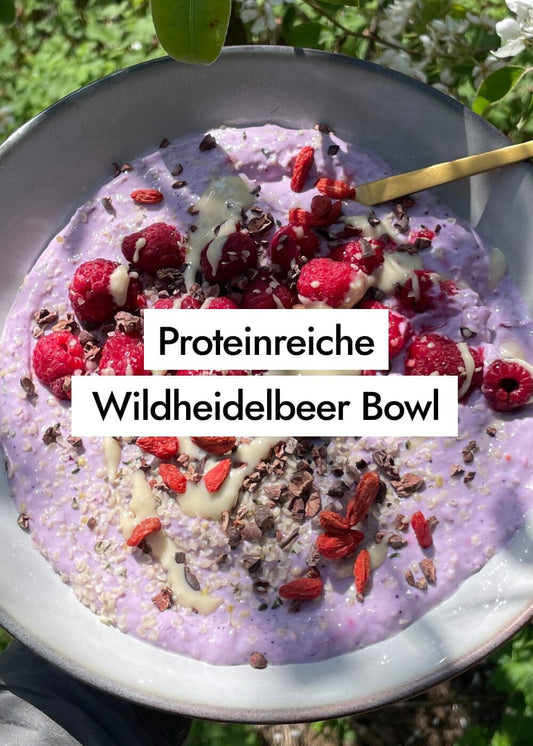 Proteinreiche Wildheidelbeer Frühstücks Bowl mit gekeimten Haferflocken