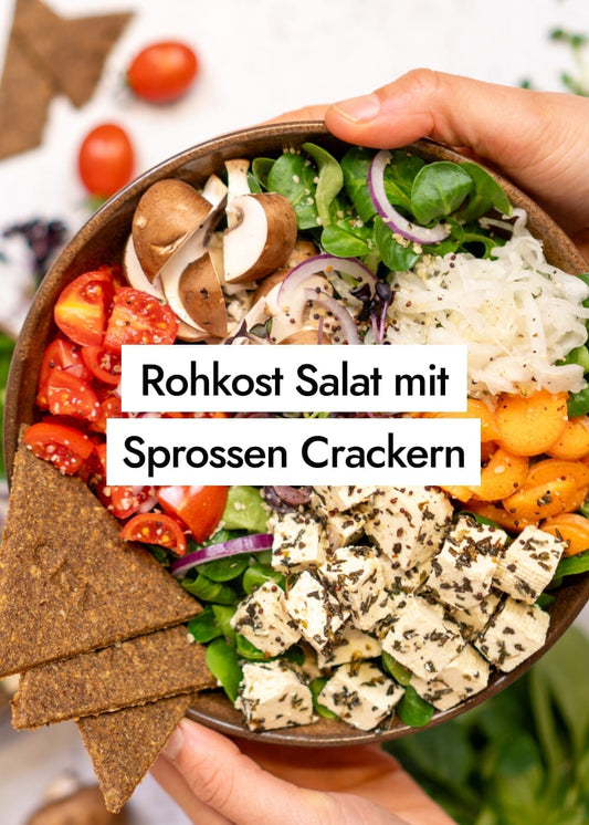 Vegane Salatbowl mit fermentiertem Tofu, Sauerkraut und Sprossen Crackern