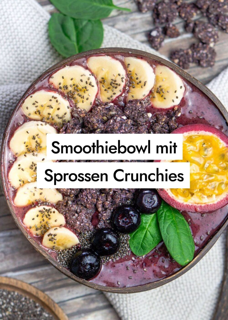 Sommerliche Beeren Smoothie Bowl mit Sprossen Crunchies Topping
