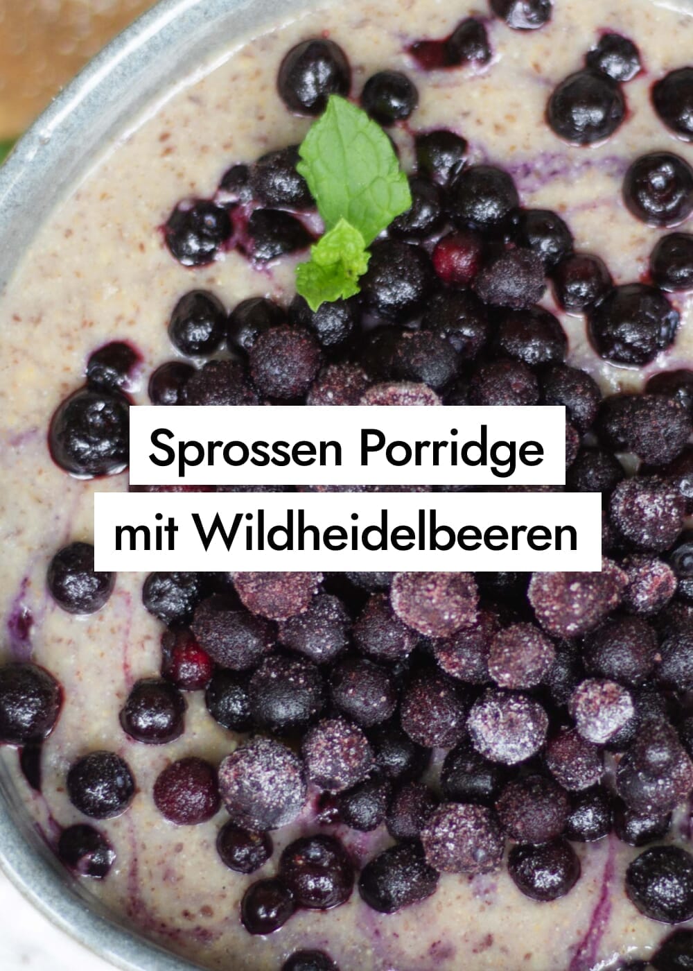 Schnelles Sprossen Porridge mit gefrorenen Heidelbeeren