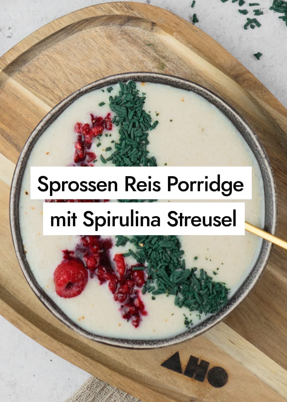 Sprossen Reis Porridge mit Spirulina Streusel: Cremige Milchreis Alternative