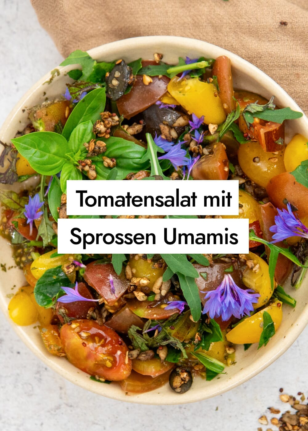Bunter Tomatensalat mit Sprossen Umamis aus gekeimten Saaten