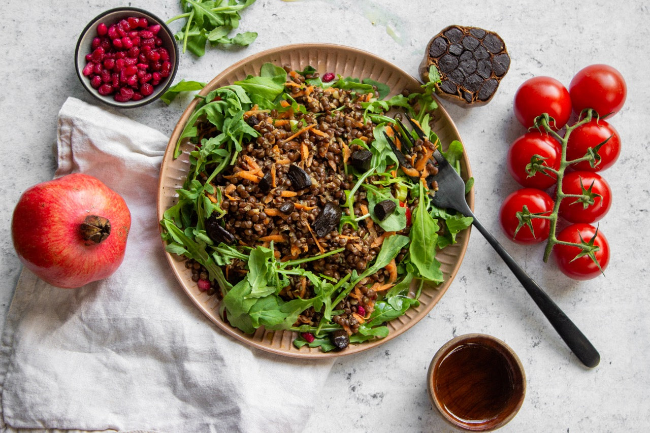 Belugalinsen Salat mit schwarzem Knoblauch