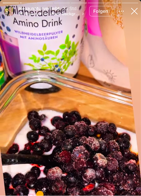 UGC AHO Amino in Glasschale auf Heidelbeeren