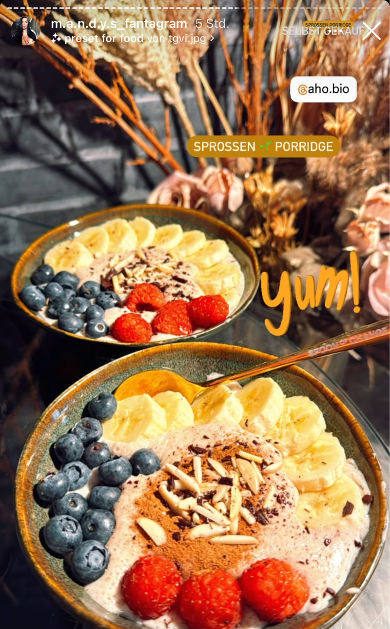 Sprossen Porridge in zwei Bowls mit verschiedenen Toppings