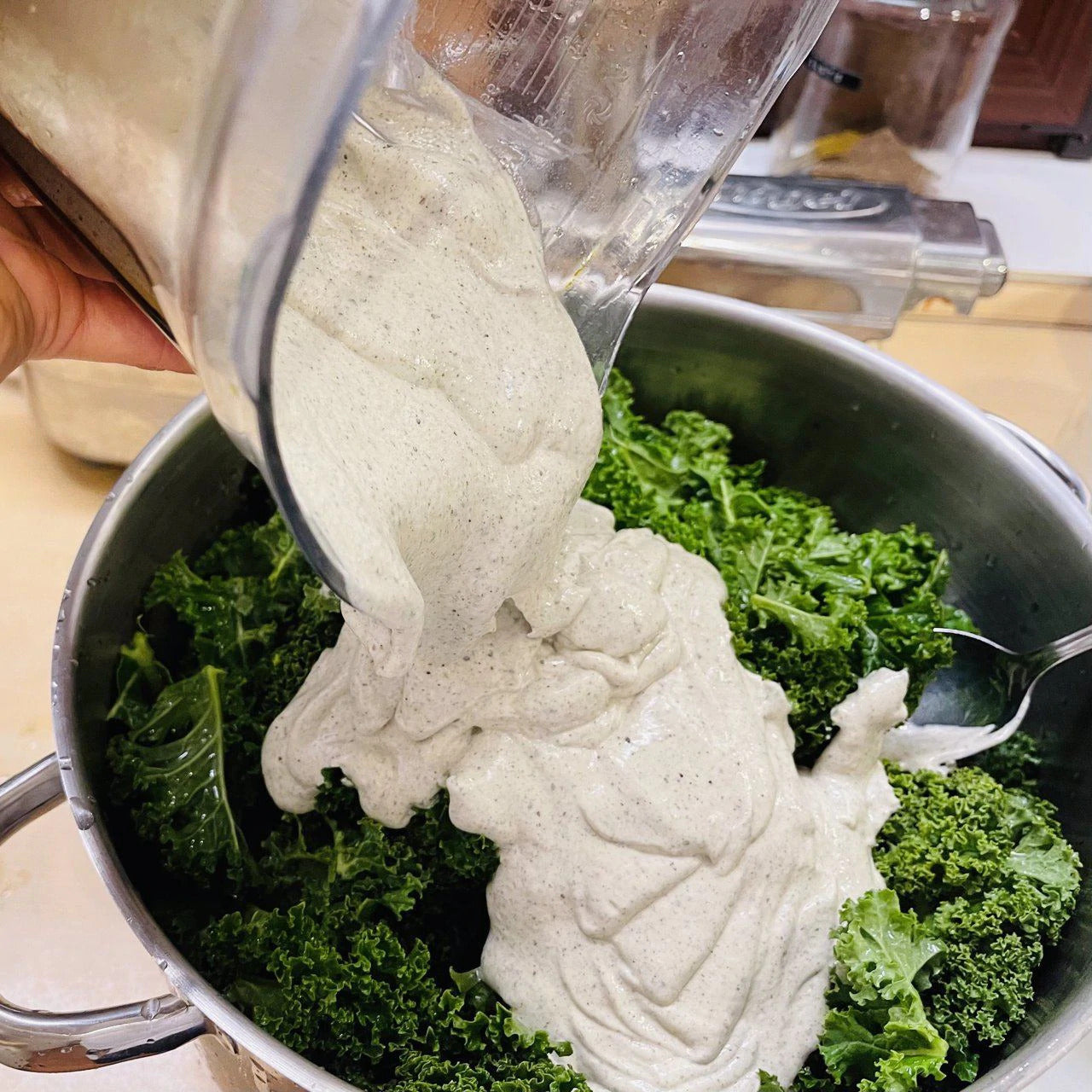 Hanfsamen für Soßen und cremige Marinaden nach unserem Rezept: Wir gießen unsere Sauce über Brokkoli