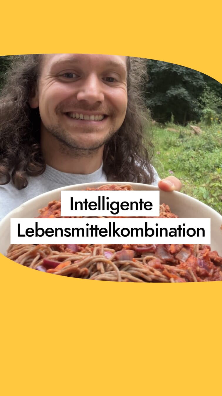 Bunter Tomatensalat mit Sprossen Umamis aus gekeimten Saaten